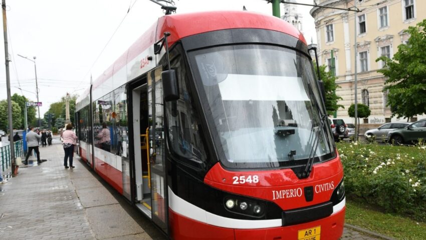 Transport public modern la Arad: 10 tramvaie noi, eficiente energetic, sunt deja în circulație