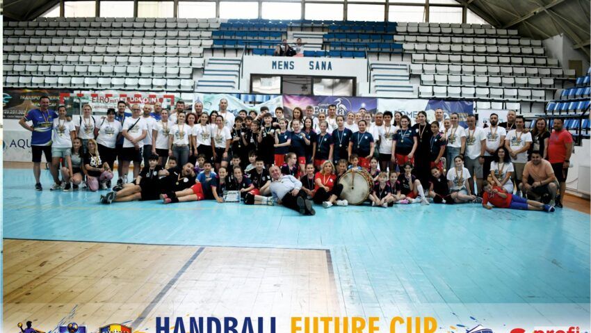 Viitorii campioni de pe semicerc s-au înfruntat la Caransebeş! “Handball Future Cup” a reunit la start peste 400 de copii