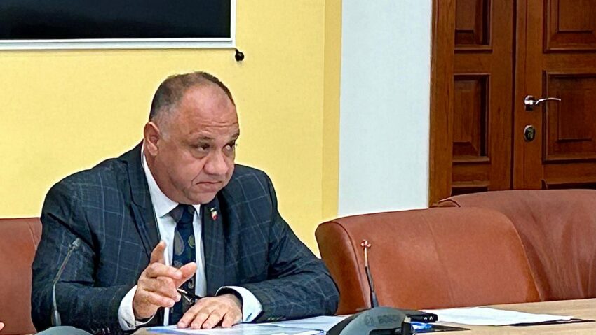 Tensiuni pe calea ferată Caransebeș – Severin: prefectul Cristian Gâfu critică CFR pentru lipsa de comunicare