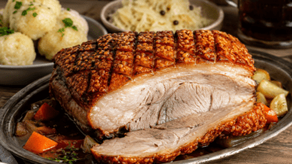 Prânzul de Duminică: Schweinsbraten, friptura austriacă de porc cu șorici crocant și sos de bere