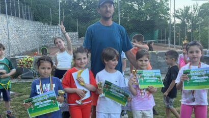 La început de iunie, copiii reşiţeni au primit în dar… o competiţie de tenis de câmp!
