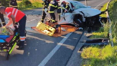 Accident grav pe DN6, la Slatina-Timiș: patru persoane au ajuns la spital, una dintre victime a fost încarcerată
