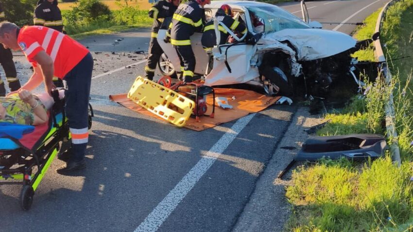 Accident grav pe DN6, la Slatina-Timiș: patru persoane au ajuns la spital, una dintre victime a fost încarcerată