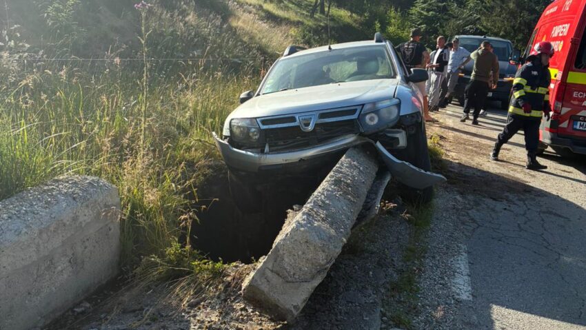 Caraş-Severin: Accident în zona Văliug. Trei persoane au ajuns la spital după ce o mașină s-a izbit de un cap de pod