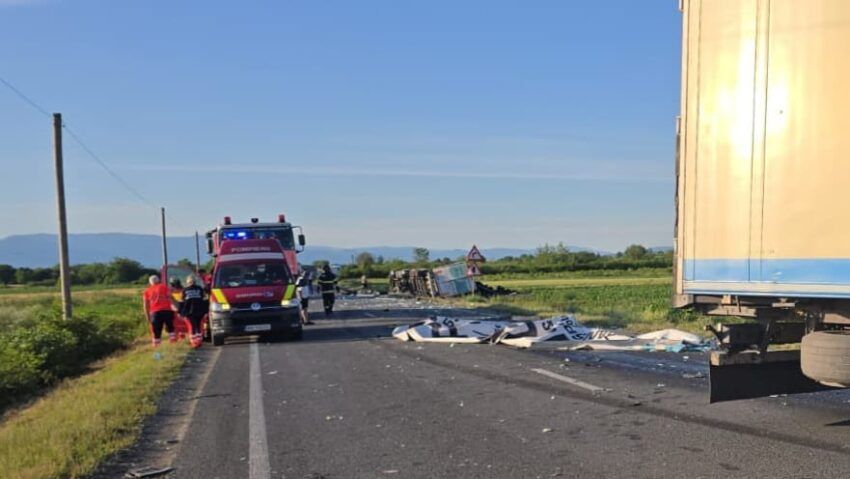 Accident mortal pe DN6, în apropiere de Jupa. Un șofer de TIR și-a pierdut viața după o coliziune frontală