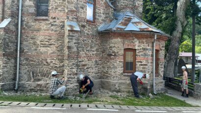 Au început lucrările de salvare a Bisericii Romano-Catolice din Văliug. Intervenție de urgență pentru protejarea unui monument valoros din Banat