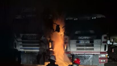 Caz revoltător la Reșița: două camioane ale Primăriei au fost incendiate pe strada G.A. Petculescu