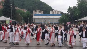 Festivalul Iei Românești și al Brâului Bănățean „Paula Neamțu” a revenit la Reșița. Comunitatea a îmbrăcat ia și a jucat brâul