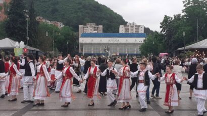 Festivalul Iei Românești și al Brâului Bănățean „Paula Neamțu” a revenit la Reșița. Comunitatea a îmbrăcat ia și a jucat brâul