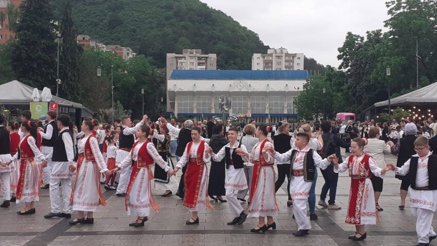 Festivalul Iei Românești și al Brâului Bănățean „Paula Neamțu” a revenit la Reșița. Comunitatea a îmbrăcat ia și a jucat brâul