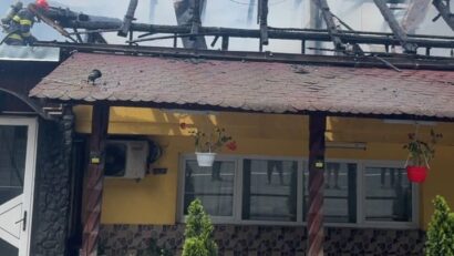 Incendiu puternic la un restaurant din Mehadia. Acoperișul mansardei și două camere au fost distruse de flăcări