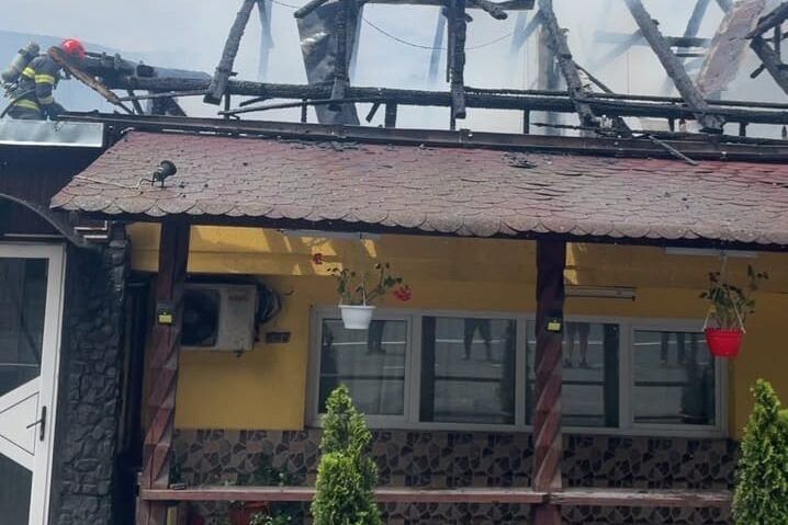Incendiu puternic la un restaurant din Mehadia. Acoperișul mansardei și două camere au fost distruse de flăcări