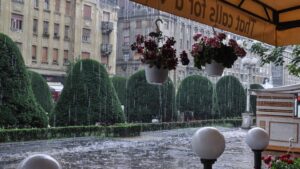 Ploile abundente au generat debite record în rețeaua de canalizare din Timișoara. Aquatim: sistemul nu este coș de gunoi