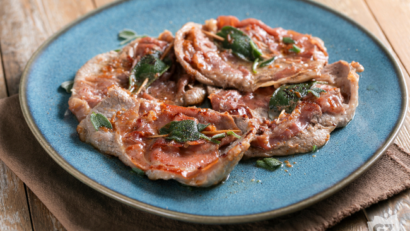 Saltimbocca alla romana: rețeta italiană cu vițel, prosciutto, salvie și vin alb