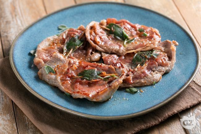 Saltimbocca alla romana: rețeta italiană cu vițel, prosciutto, salvie și vin alb