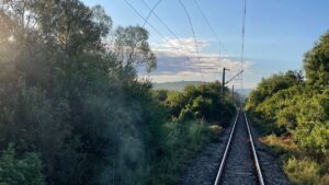 Circulația trenurilor între Reșița Nord și Brebu a fost blocată de o avarie la linia de contact. 26 de călători au fost transportați cu autobuze