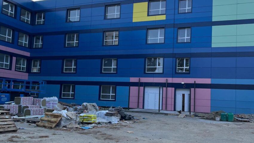 Primăria Caransebeș accelerează investițiile în infrastructură și educație. Străzi asfaltate, parc modernizat și noi proiecte pentru blocuri
