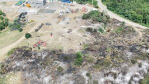 Incendiu de vegetație la Oravița, în apropierea unui centru de colectare a deșeurilor. Garda de Mediu avertizează asupra riscurilor