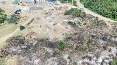 Incendiu de vegetație la Oravița, în apropierea unui centru de colectare a deșeurilor. Garda de Mediu avertizează asupra riscurilor