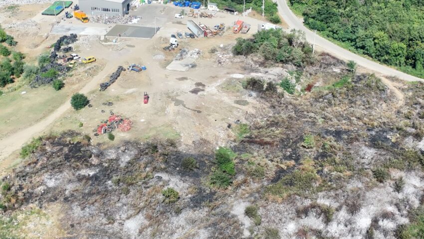 Incendiu de vegetație la Oravița, în apropierea unui centru de colectare a deșeurilor. Garda de Mediu avertizează asupra riscurilor