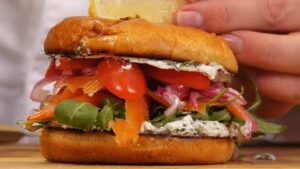 Burgeri din somon proaspăt cu sos tzatziki