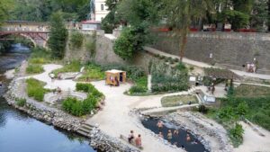 Băile Herculane: tot mai mulți turiști la cădițele cu apă sulfuroasă