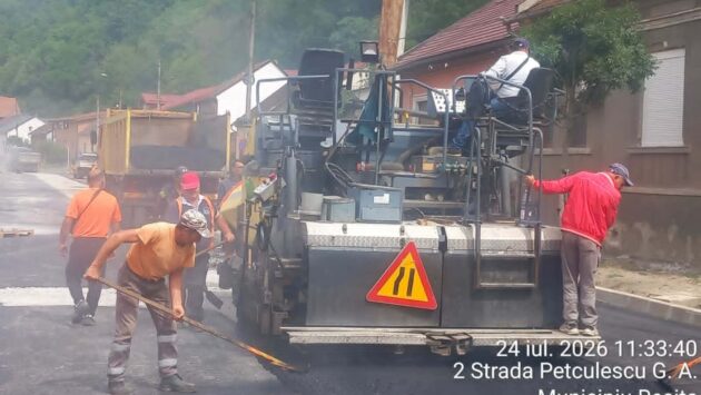 Strada G.A. Petculescu din Reșița intră în etapa finală de modernizare. Lucrările vor fi încheiate până la sfârșitul lunii august