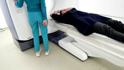Un pachet de țigări sau o șansă la viață? Clinica Bîrsășteanu din Reșița investește în sănătatea comunității printr-o nouă campanie de prevenție
