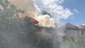 Incendiu puternic la un magazin de tehnică de calcul din Reșița