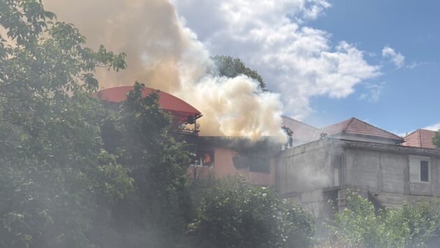Incendiu puternic la un magazin de tehnică de calcul din Reșița