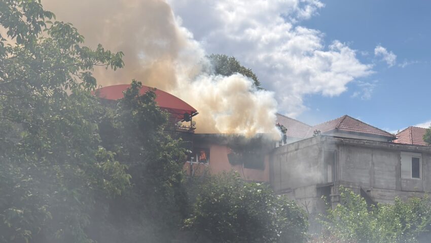 Incendiu puternic la un magazin de tehnică de calcul din Reșița
