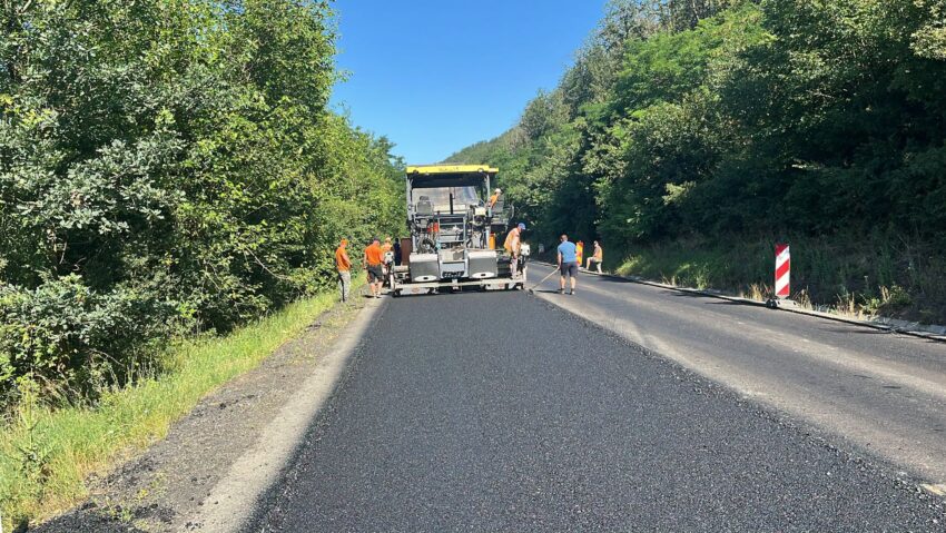 Arad: Lucrări de consolidare pe DN 7, între Ilteu și Zam. Se apropie aplicarea stratului final de asfalt