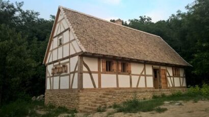 Una dintre cele mai vechi case din Banatul Montan va fi salvată și reconstruită la Muzeul Satului Bănățean din Timișoara