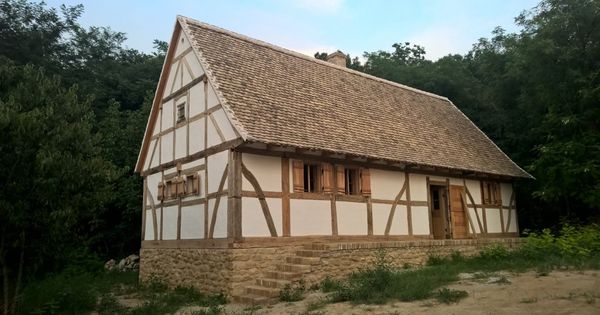 Una dintre cele mai vechi case din Banatul Montan va fi salvată și reconstruită la Muzeul Satului Bănățean din Timișoara