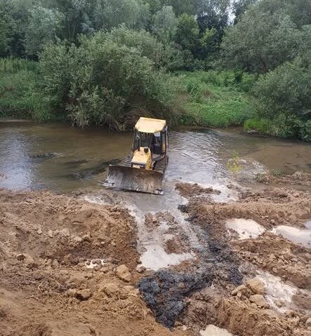 Apele Române Banat refac un dig de protecție pe râul Bârzava. Lucrările au ajuns la 30%