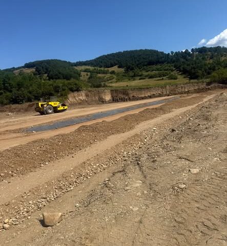 Dosar penal pentru exploatare ilegală de balast în Caraș-Severin. Extrageri fără autorizație descoperite la Liubcova