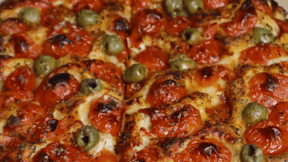 Focaccia barese, rețeta tradițională din Puglia. Cum prepari acasă specialitatea din Bari
