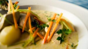 Prânzul de duminică: Ghent Waterzooi, o specialitate belgiană cu pui și legume