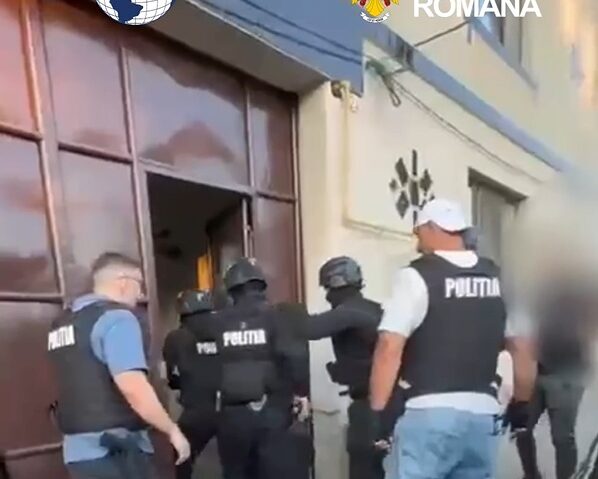 Doi suspecți acuzați de trafic de persoane pentru prelevarea de organe, prinși la Caransebeș