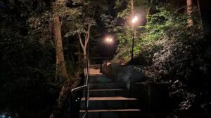 Promenada Conteselor din Băile Herculane, iluminată nocturn. Lucrările de revitalizare intră în etapa finală