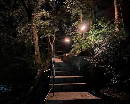Promenada Conteselor din Băile Herculane, iluminată nocturn. Lucrările de revitalizare intră în etapa finală