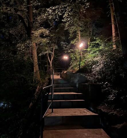 Promenada Conteselor din Băile Herculane, iluminată nocturn. Lucrările de revitalizare intră în etapa finală
