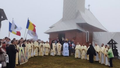 Pelerinaj de Sfântul Ilie pe Muntele Semenic – loc de pelerinaj de aproape 80 de ani. Accesul spre Baia Vulturilor se face exclusiv pe jos