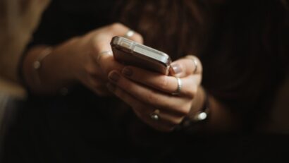 DNSC: Frauda prin SMS continuă. Românii sunt păcăliți de hackeri că au de plătit taxe sau amenzi restante
