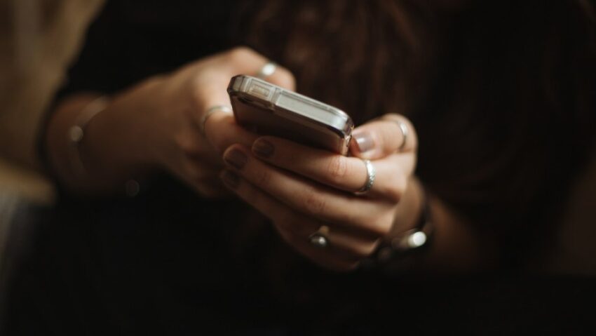 DNSC: Frauda prin SMS continuă. Românii sunt păcăliți de hackeri că au de plătit taxe sau amenzi restante