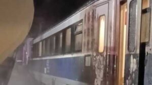 Accident feroviar între Săcueni Roman și Galbeni. Trenul Suceava–Constanța a lovit un autocamion care a luat foc