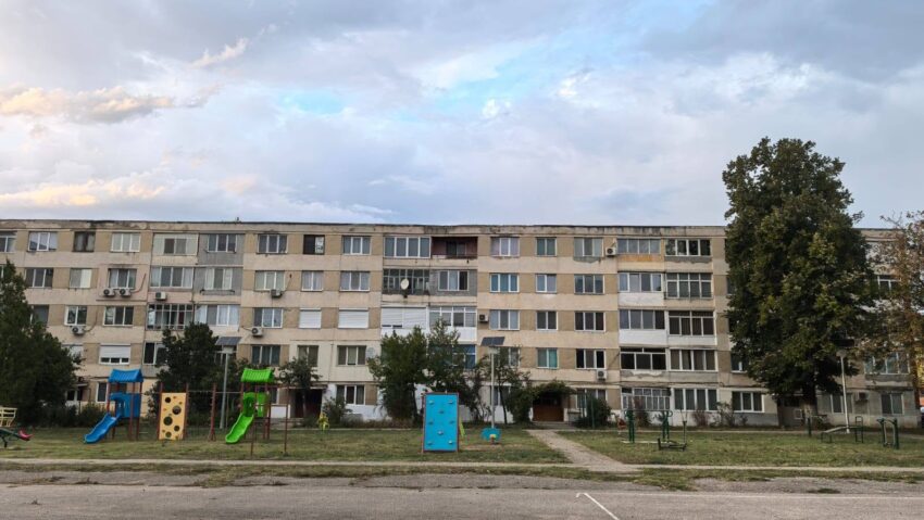 Patru blocuri din Moldova Nouă intră în reabilitare. Astăzi, 10 august, au fost semnate contractele de execuție
