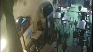 Accident în Lugoj, după o urmărire în trafic. Șoferul nu avea permis și era băut