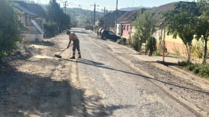 Asfaltări în Moniom: Primăria Reşiţa toarnă asfalt pe strada Bisericii