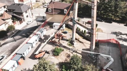 Funicularul din Reșița intră într-o nouă etapă. Au început lucrările de consolidare a fundațiilor